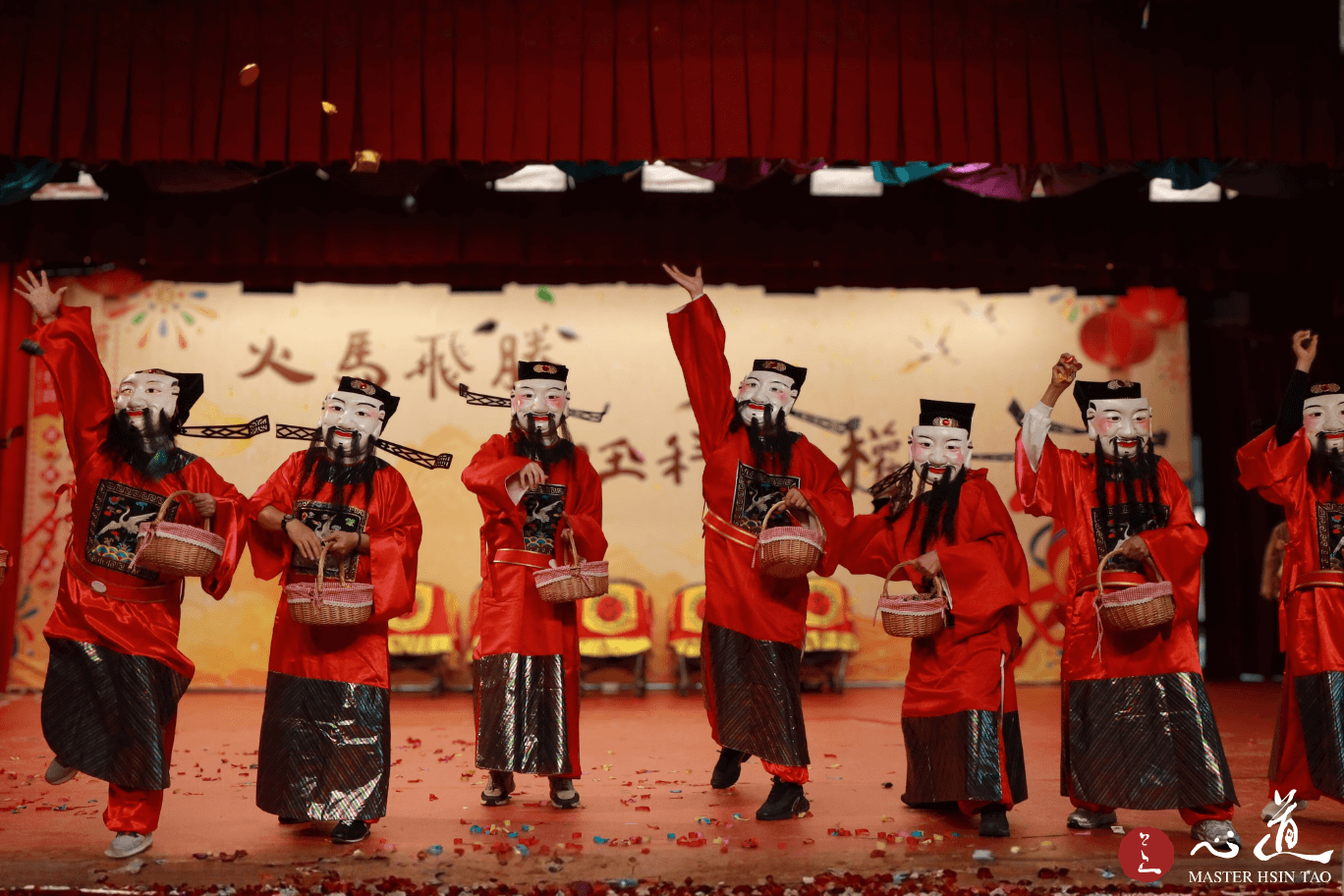 靈鷲山新春祈福活動舞台表演中,活動現場的演出者身穿財神爺服飾登台演出