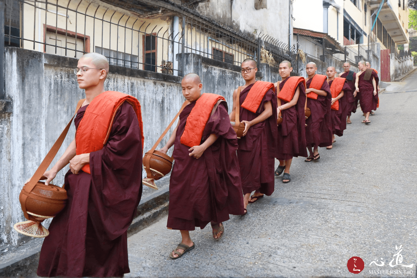 靈鷲山心道法師見證緬甸仰光受戒行程，僧眾托缽行走於街道，呈現出家傳承與僧伽清淨威儀