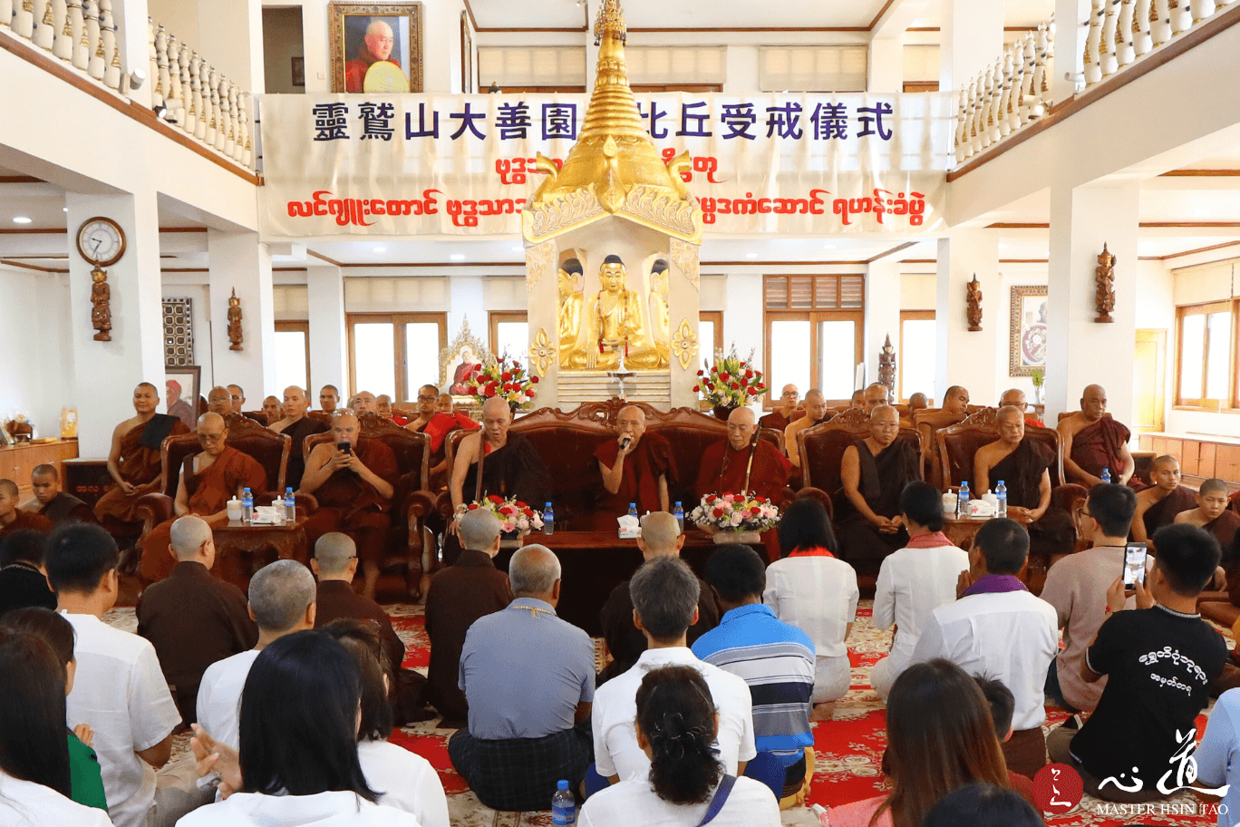 靈鷲山心道法師於緬甸仰光弄曼臘戌大善園寺受戒儀式現場，長老與比丘眾齊聚護持六位沙彌受比丘戒成為新戒比丘