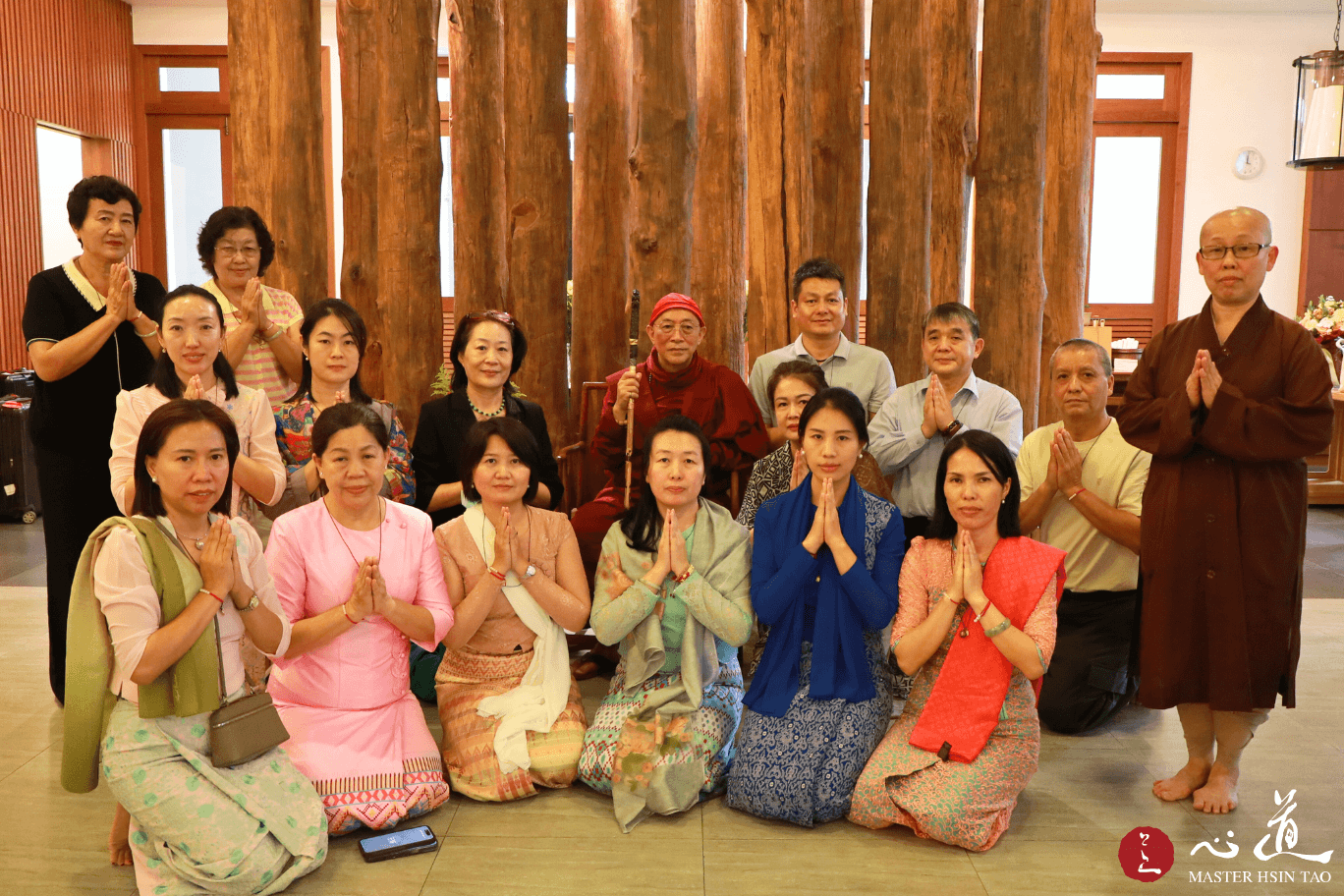 灵鹫山心道法师与僧众及信众合影，大众双手合十表达恭敬与祝福