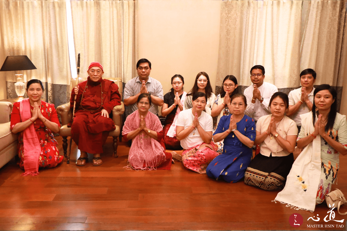 靈鷲山心道法師親赴緬甸接受最高教育成就獎行程合影，與當地人士合掌合照表達祝福