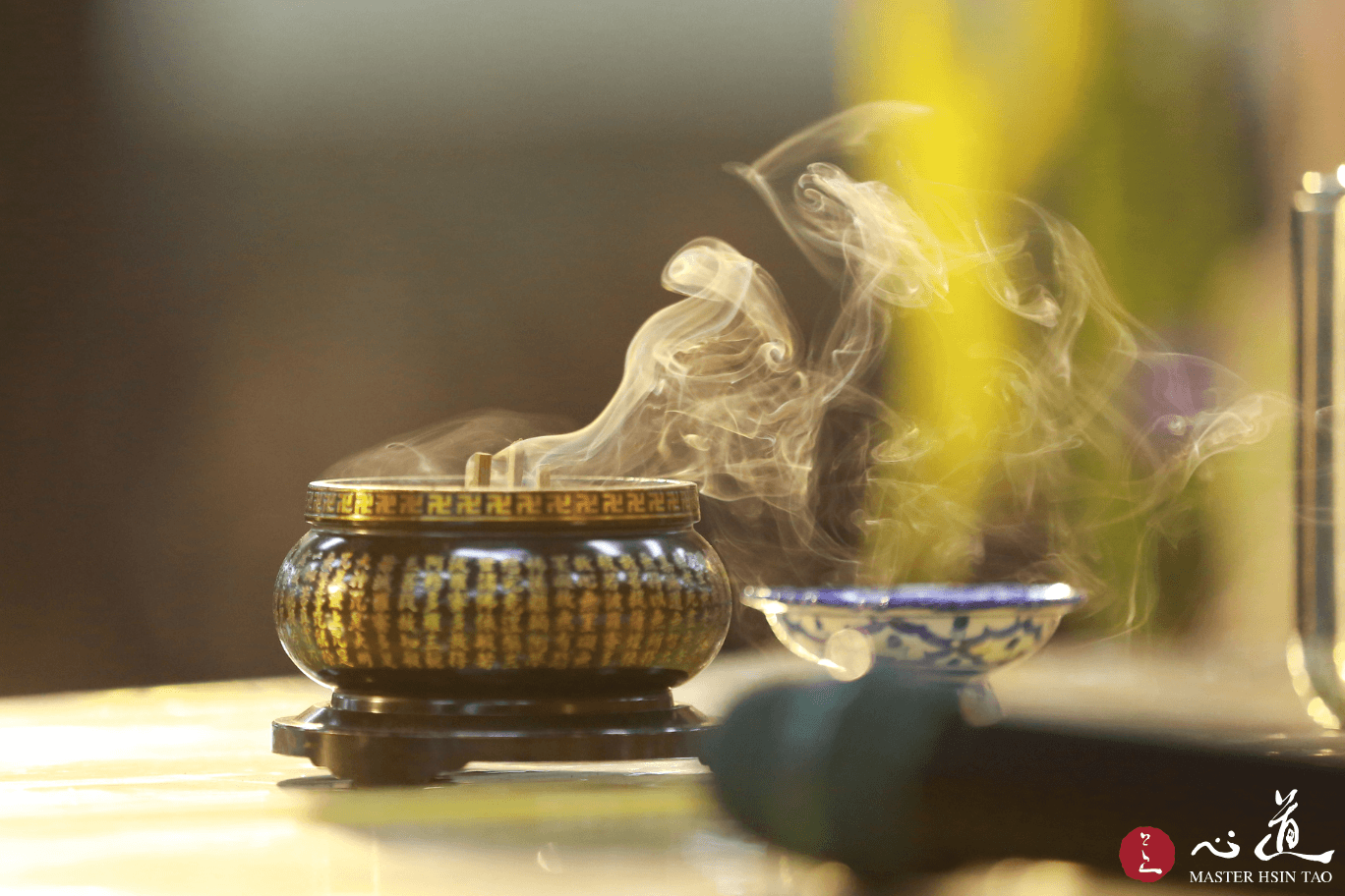 香爐中裊裊升起的煙霧隨光散逸，如心道法師所教導的觀照無我、煩惱如煙消散——靈鷲山
