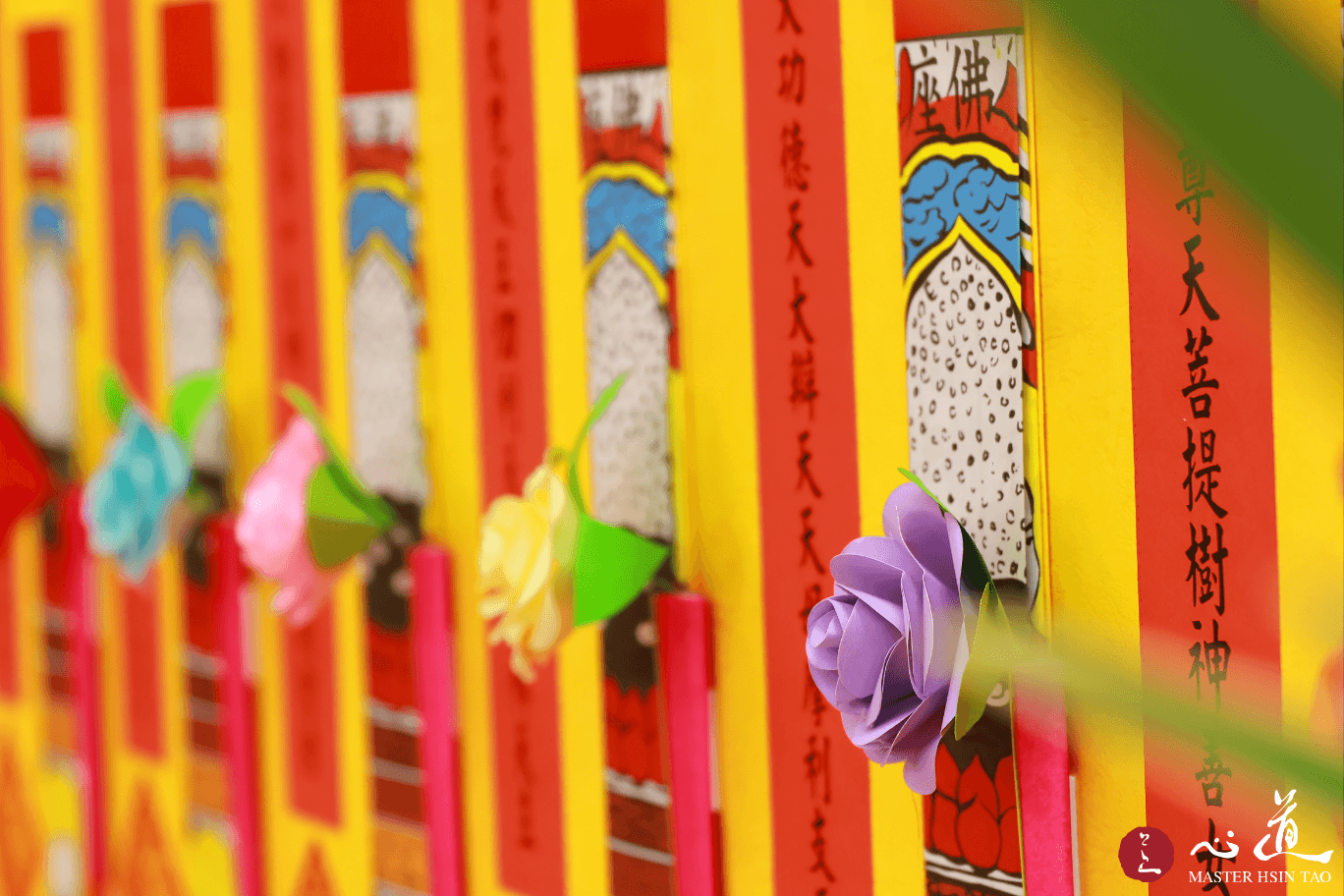2026靈鷲山水陸法會壇場幡牌近景，彩花點綴「導天菩提樹神」等聖號，接引法界有情