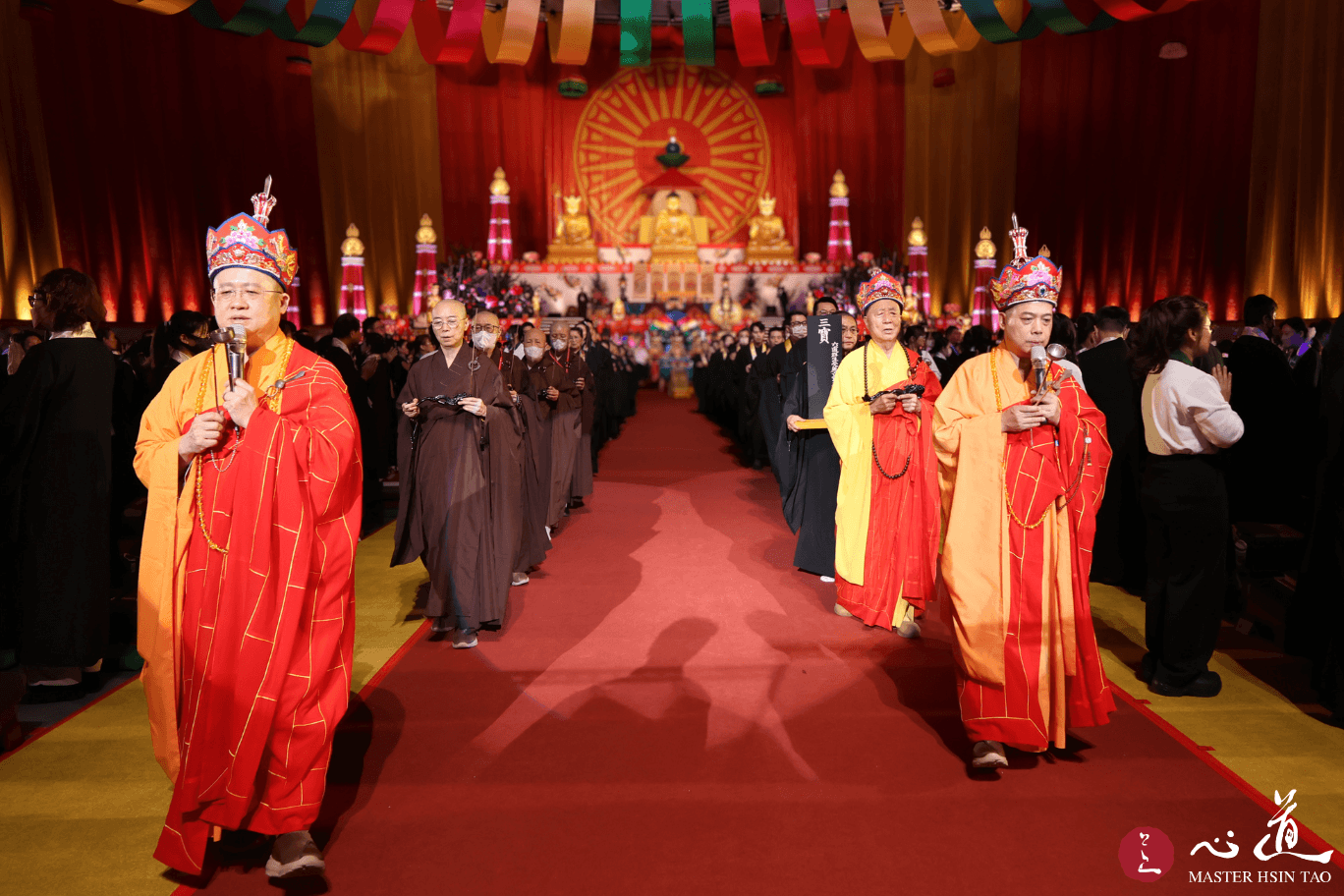 法師列隊莊嚴入壇，主法2026靈鷲山水陸法會幽冥戒佛事，引領六道有情同受菩薩戒
