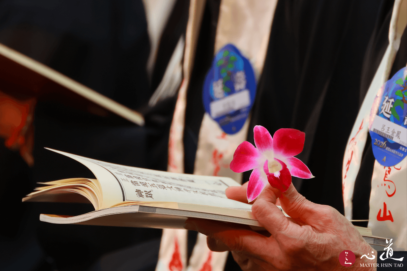 靈鷲山水陸法會與會者手持法本與鮮花，虔誠領受2026年幽冥戒戒法