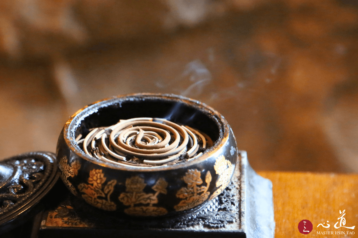 蓮花紋香爐中盤香輕煙裊裊，呼應靈鷲山心道法師所說修行人要持續精進、安心辦道，常常警覺自己的生活行為